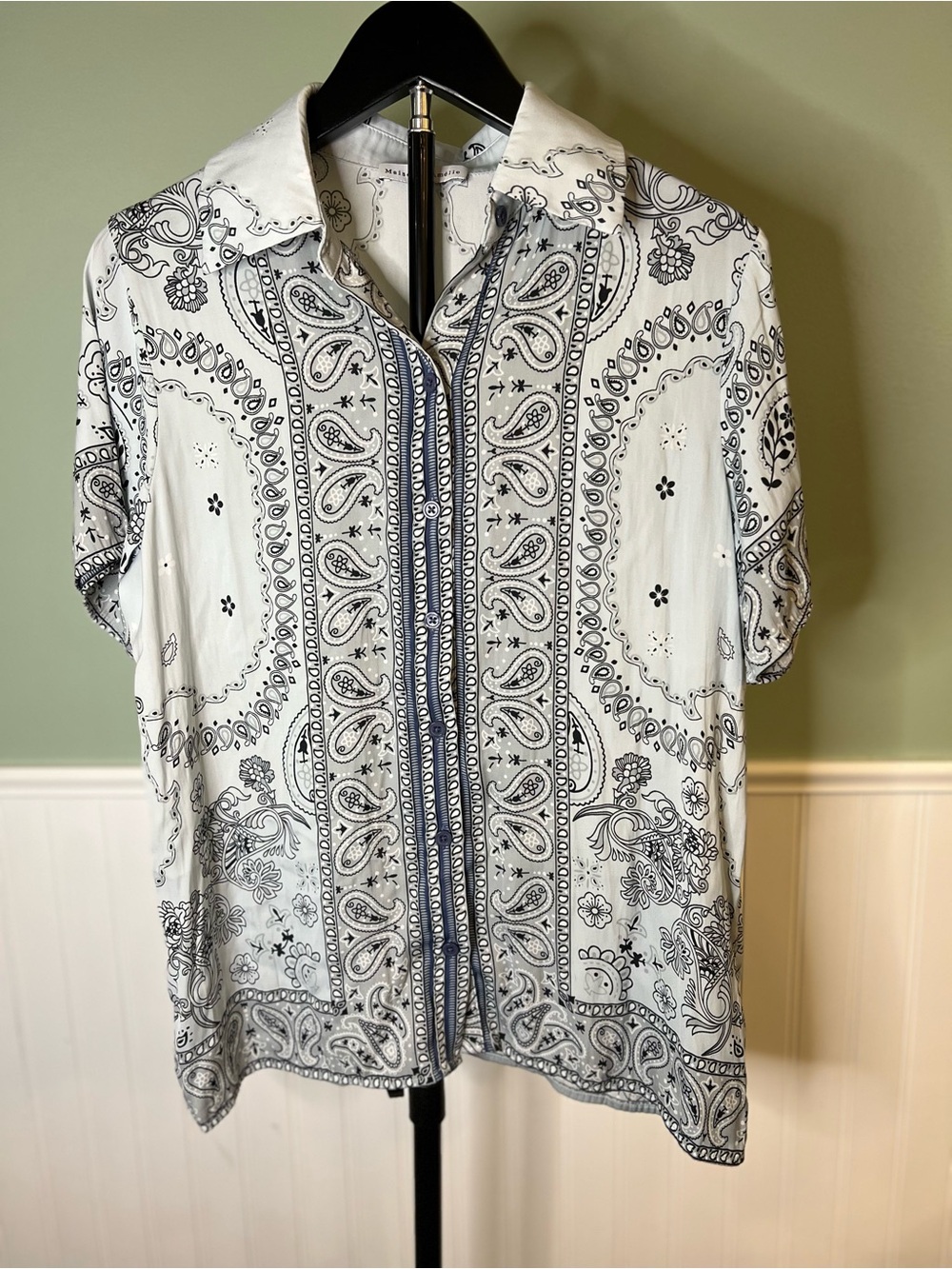 Maison d’ Amélie White Short-Sleeve Bandana-Paisley Button-Down Shirt. Size XS
